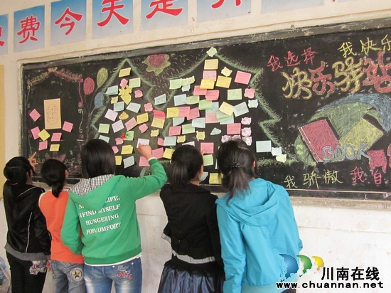 马岭中学:备战高考人性化 减轻压力“许愿墙”(图2) 马岭中学:备战高考人性化 减轻压力“许愿墙”(图2)
