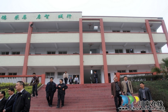 龙车镇:眉山市教育部门到利合小学参观考察(图2) 龙车镇:眉山市教育部门到利合小学参观考察(图2)