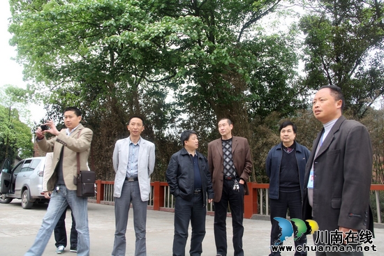 龙车镇:眉山市教育部门到利合小学参观考察(图1) 龙车镇:眉山市教育部门到利合小学参观考察(图1)