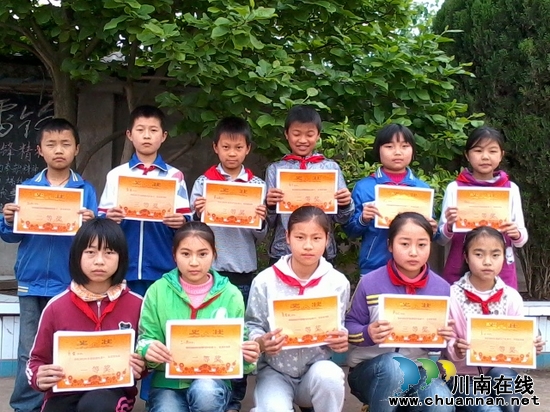 宜宾县孔滩镇金凤小学:举办现场书法绘画比赛(图3) 宜宾县孔滩镇金凤小学:举办现场书法绘画比赛(图3)