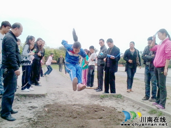 孔滩镇中心校:举办2012年中小学生田径运动会(图3) 孔滩镇中心校:举办2012年中小学生田径运动会(图3)