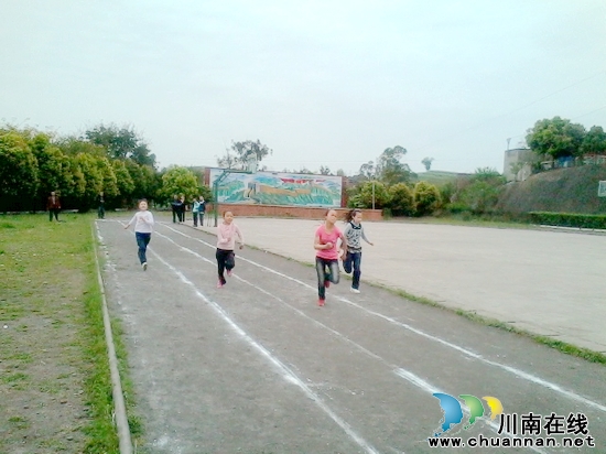 孔滩镇中心校:举办2012年中小学生田径运动会(图1) 孔滩镇中心校:举办2012年中小学生田径运动会(图1)