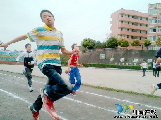 孔滩镇中心校:举办2012年中小学生田径运动会(图2) 孔滩镇中心校:举办2012年中小学生田径运动会(图2)