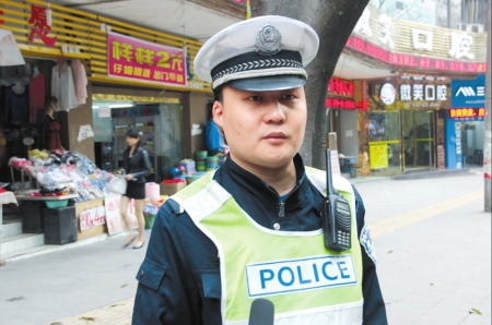 男子闹市伤人&nbsp;泸州“功夫”交警2招制敌(图1)