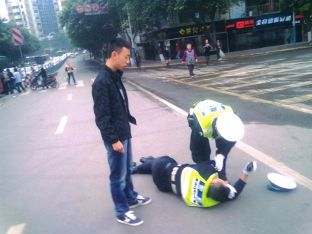 撞翻执勤协警 错把油门当刹车?(图1) 撞翻执勤协警 错把油门当刹车?(图1)