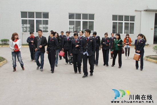 龙马潭区国税局学雷锋送税法&nbsp;共建和谐税企文化(图1)