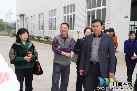 龙马潭区国税局学雷锋送税法&nbsp;共建和谐税企文化(图2)