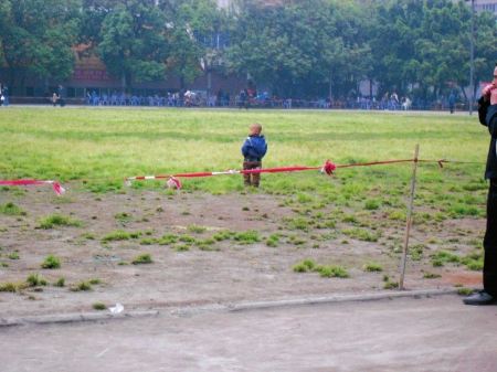 宜宾人民路体育场成市民野菜地 摘菜的多踢球的少(图1) 宜宾人民路体育场成市民野菜地 摘菜的多踢球的少(图1)