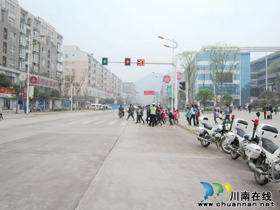 “护学护校”&nbsp;古蔺交警在行动