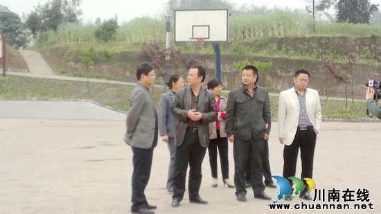 宜宾南溪区人大常委会到裴石乡视察科普工作