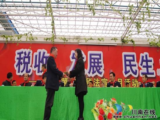 叙永县地税局到摩尼新苗实小开展关爱留儿童活动(图2) 叙永县地税局到摩尼新苗实小开展关爱留儿童活动(图2)