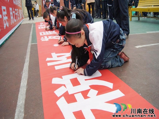 叙永县地税局到摩尼新苗实小开展关爱留儿童活动(图3) 叙永县地税局到摩尼新苗实小开展关爱留儿童活动(图3)