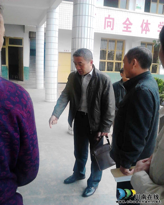 叙永县教育局喻新春一行到马岭检查安全工作