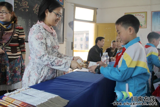 龙车镇:关爱"留守儿童"赠图书 播"阅读种子"促成长(图3) 龙车镇:关爱"留守儿童"赠图书 播"阅读种子"促成长(图3)