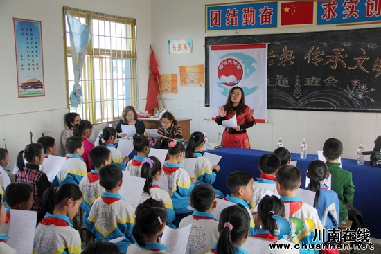 龙车镇:关爱"留守儿童"赠图书 播"阅读种子"促成长(图1) 龙车镇:关爱"留守儿童"赠图书 播"阅读种子"促成长(图1)