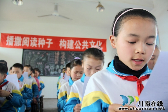 龙车镇:关爱"留守儿童"赠图书 播"阅读种子"促成长(图4) 龙车镇:关爱"留守儿童"赠图书 播"阅读种子"促成长(图4)
