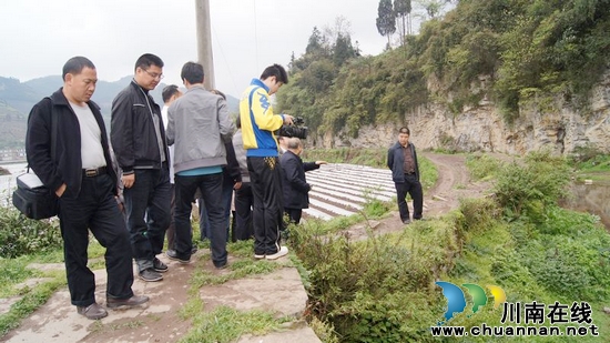 省水利厅总设计师梁军率队调研叙永摩尼镇防洪工程(图2) 省水利厅总设计师梁军率队调研叙永摩尼镇防洪工程(图2)