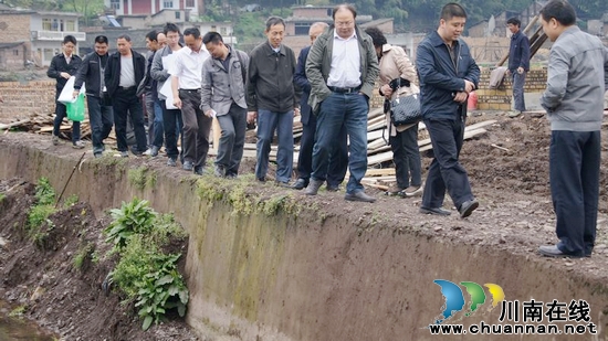 省水利厅总设计师梁军率队调研叙永摩尼镇防洪工程(图1) 省水利厅总设计师梁军率队调研叙永摩尼镇防洪工程(图1)