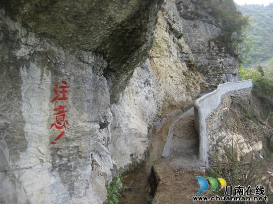 摩尼镇:李红村岩口危岩隐患排除 群众走上放心路(图3) 摩尼镇:李红村岩口危岩隐患排除 群众走上放心路(图3)