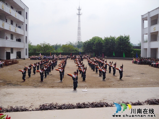 五通镇中心校:召开第二届阳光体育节(图2) 五通镇中心校:召开第二届阳光体育节(图2)