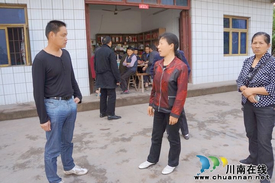 立石镇:农技员躬身示范三维立体插秧(图1) 立石镇:农技员躬身示范三维立体插秧(图1)