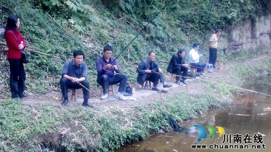 叙永县总领导参加职工钓鱼庆“五一”