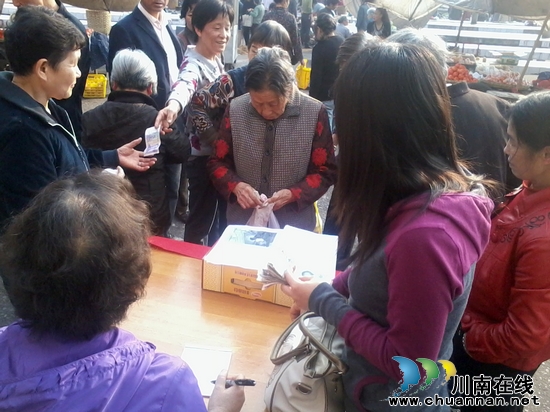 罗汉镇：棚户区居民为小王鑫捐款(图1)