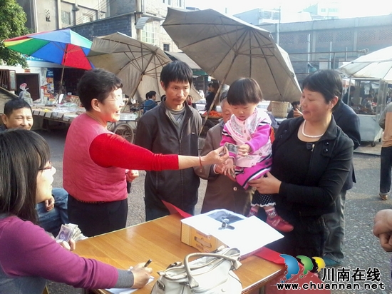 罗汉镇：棚户区居民为小王鑫捐款