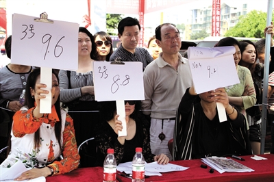 内江:车模台上比拼热 车商台下卖车火(图2) 内江:车模台上比拼热 车商台下卖车火(图2)