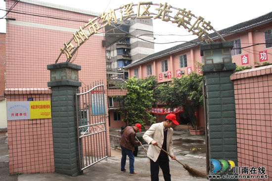 纳溪国税局团支部开展“学雷锋”志愿者活动(图3) 纳溪国税局团支部开展“学雷锋”志愿者活动(图3)