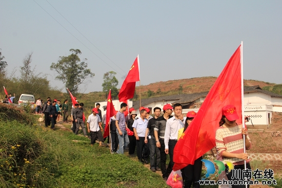 泸县国税局干部下基层积极参与抗旱助耕活动(图4) 泸县国税局干部下基层积极参与抗旱助耕活动(图4)