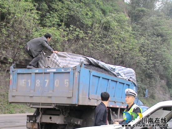 叙永公安交警持续整治车辆行驶遗洒、飘散载运物
