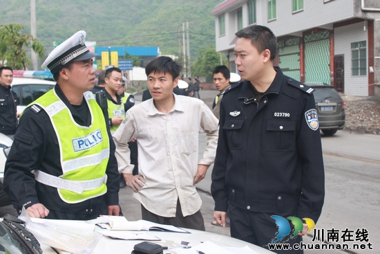叙永公安交警开展“五一”节前交通安全检查(图1) 叙永公安交警开展“五一”节前交通安全检查(图1)