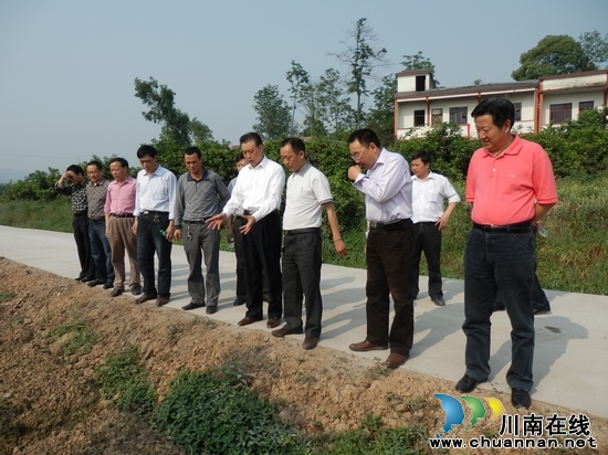 大桥镇:万举修率队到大桥调研农村工作(图2) 大桥镇:万举修率队到大桥调研农村工作(图2)