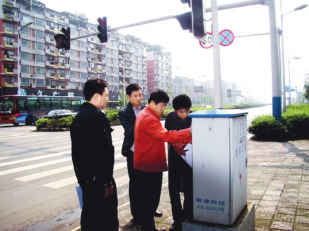 宜宾:红灯时间过长 司机爱当“闯王”(图1) 宜宾:红灯时间过长 司机爱当“闯王”(图1)