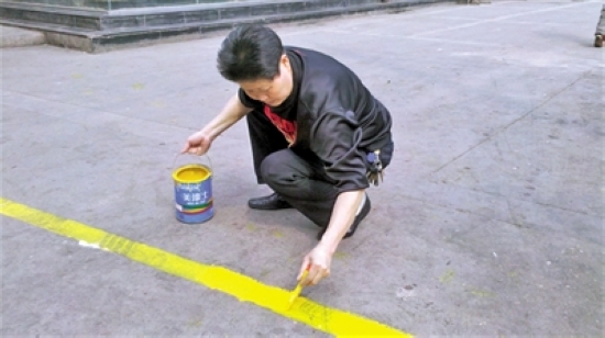 内江城西街道:"划线管理"夜市摆摊不得超越"黄线"