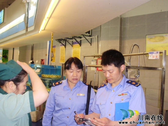 江阳区工商局认真开展“五一”节前食品安全检查(图1) 江阳区工商局认真开展“五一”节前食品安全检查(图1)