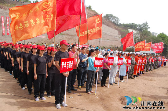 龙马潭:防灾救灾实战演练 3000余人“大救援”(图3) 龙马潭:防灾救灾实战演练 3000余人“大救援”(图3)