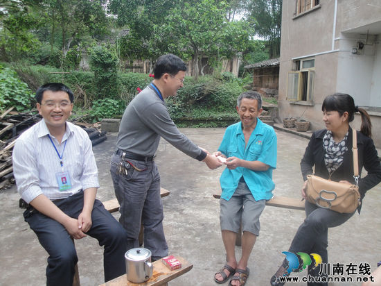 白节镇中心小学结对帮扶献爱心