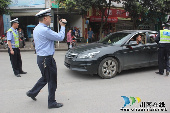 叙永公安交警全力出击开展交通违法整治(图2)