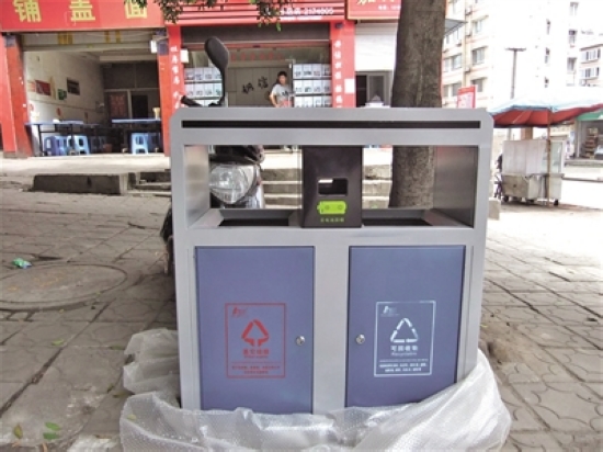 内江市中区270个新型果皮箱“上岗”
