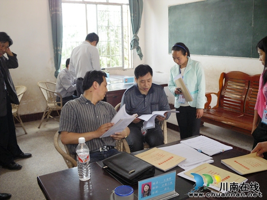 合江教科局领导到五通镇中心校督查学校常规工作