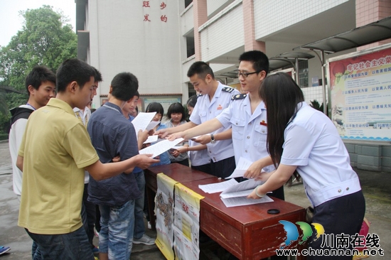 纳溪区国税局团支部送税法进校园(图1)
