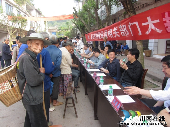 密溪乡:举行市、县纪委和相关部门大接访活动(图2) 密溪乡:举行市、县纪委和相关部门大接访活动(图2)