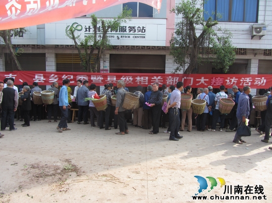密溪乡:举行市、县纪委和相关部门大接访活动(图1) 密溪乡:举行市、县纪委和相关部门大接访活动(图1)