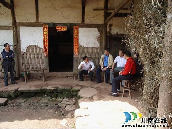 省人大干部殷卫伟一行慰问水尾镇翻山村困难群众