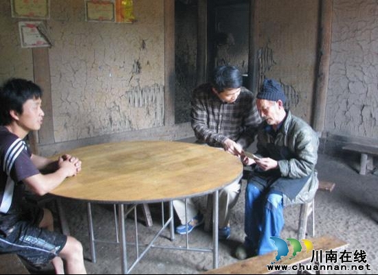 省人大干部殷卫伟一行慰问水尾镇翻山村困难群众(图1)