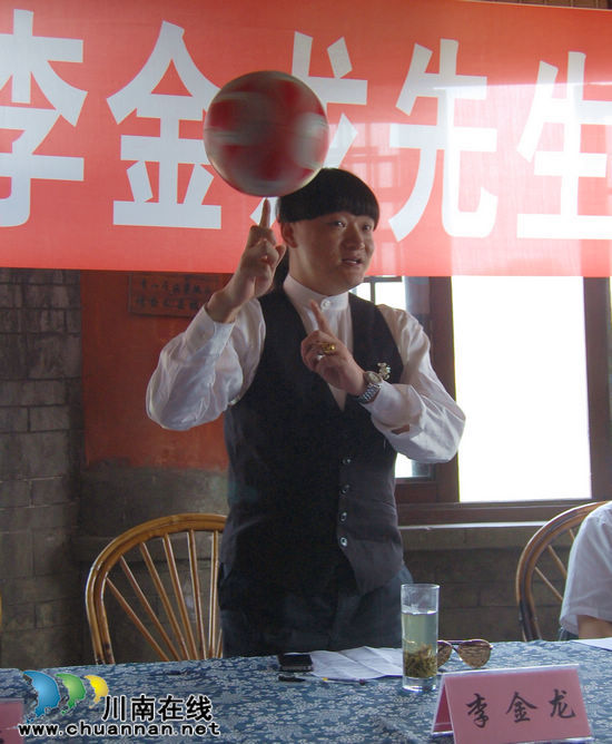 纳溪孕育民间艺术人才 “球王”李金龙载誉而归(图3) 纳溪孕育民间艺术人才 “球王”李金龙载誉而归(图3)