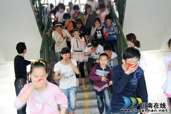罗汉镇中心校600余师生开展应急疏散演练(图1)