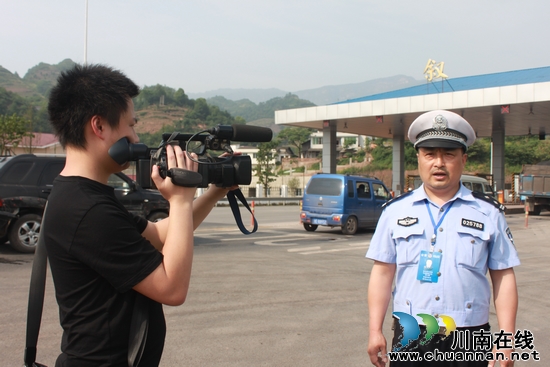 叙永交警开展"五一"节前道路交通安全大检查行动(图1)